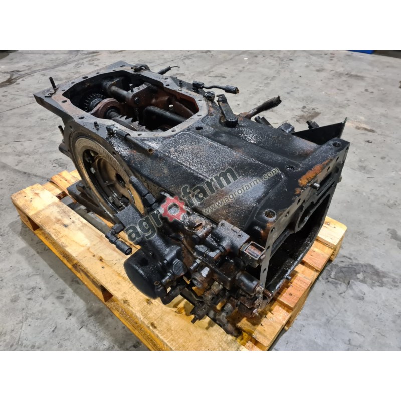 TYLNY MOST MASSEY FERGUSON 6130 851B1