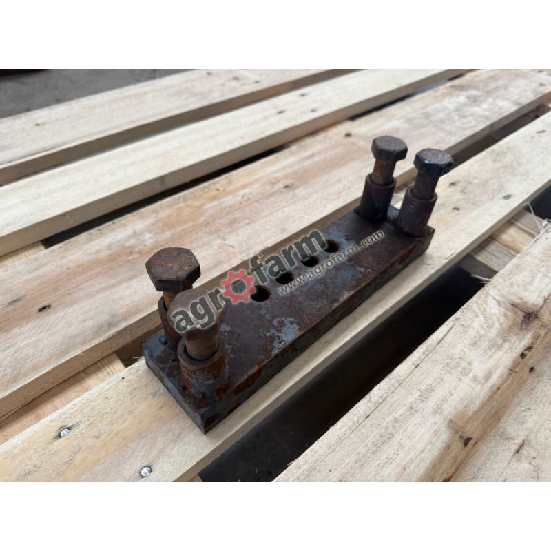 Mocowanie dolnego zaczepu New Holland