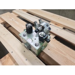 Blok zaworowy osi resorowanej John Deere 6155M